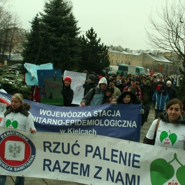 "Palenie szkodzi&#8221;, "Nikotyna, zgonu przyczyna&#8221; - z takimi hasłami na marsz przyszła młodzież z Zespołu szkól Mechanicznych w Kielcach.