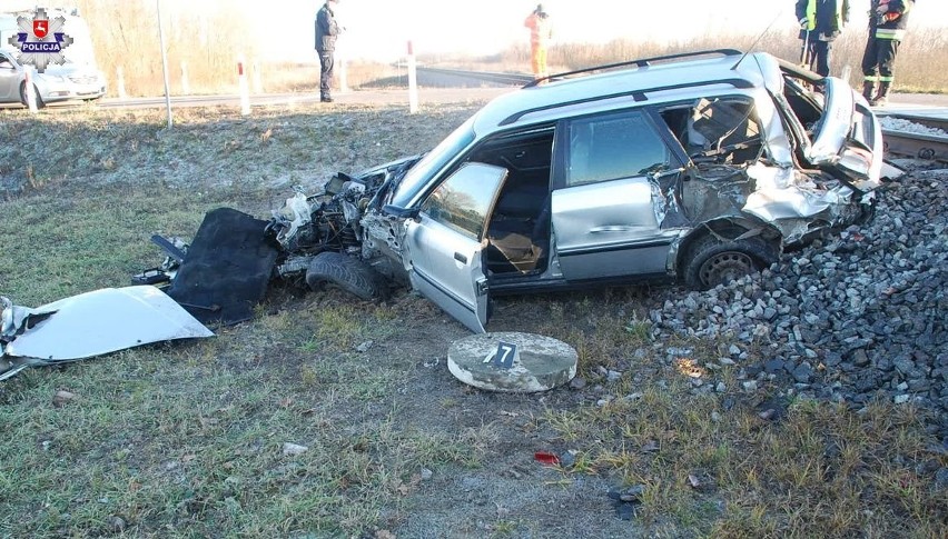 Zderzenie samochodu z pociągiem pod Radzyniem i w powiecie ryckim. Było o włos od tragedii (ZDJĘCIA)