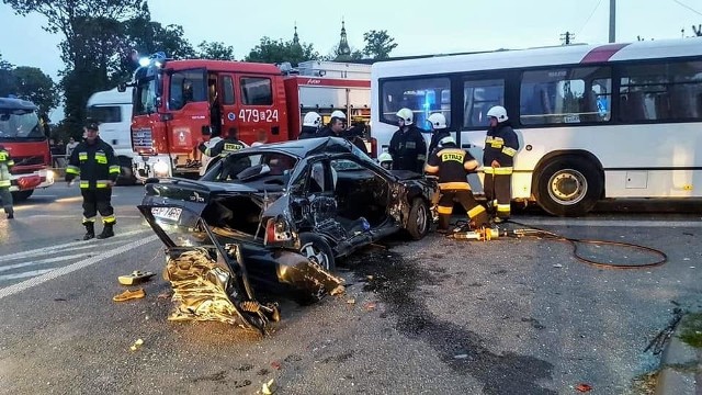 Do groźnego wypadku doszło w poniedziałek wieczór na drodze krajowej nr 74 w Paradyżu.  Pijany kierowca audi wymusił pierwszeństwo na skrzyżowaniu. CZYTAJ DALEJ NA NASTĘPNYM SLAJDZIE