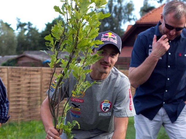 Adam Małysz odwiedził też Dworek nad Łąkami w Kiermusach, gdzie posadził drzewko w Alei Dębów