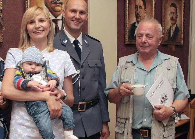 Grudziądzki policjant, mł. aspirant Szymon Nowicki z żoną Patrycją, synkiem Tymonem i ojcem, Bolesławem Nowickim