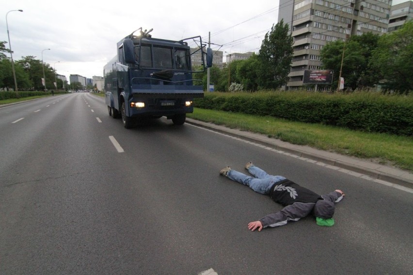 Protest przed komisariatem na Trzemeskiej we wtorek...