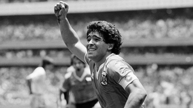 Diego Armando Maradona nie żyje.Zobacz kolejne zdjęcia. Przesuwaj zdjęcia w prawo - naciśnij strzałkę lub przycisk NASTĘPNE