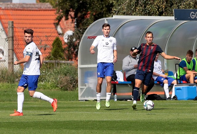 Zawisza Bydgoszcz wygrał pierwszy mecz w III lidze. Niebiesko-czarni pokonali na wyjeździe rezerwy Pogoni Szczecin 2:0 po golach Piotra Okuniewicza i Mateusza Oczkowskiego. Po tym zwycięstwie zawiszanie awansowali na 15. pozycję w tabeli. Kibice z radością przyjęli ich zwycięstwo. Na oficjalnym profilu klubu komentowali wygraną. Aby przeczytać najciekawsze opinie prosimy przesuwać palcem po ekranie smartfonu lub strzałkami w komputerze>>