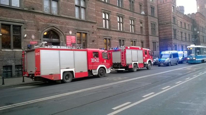 Wrocław: Ewakuacja sądu na Podwalu. Bomby nie znaleziono (ZDJĘCIA)