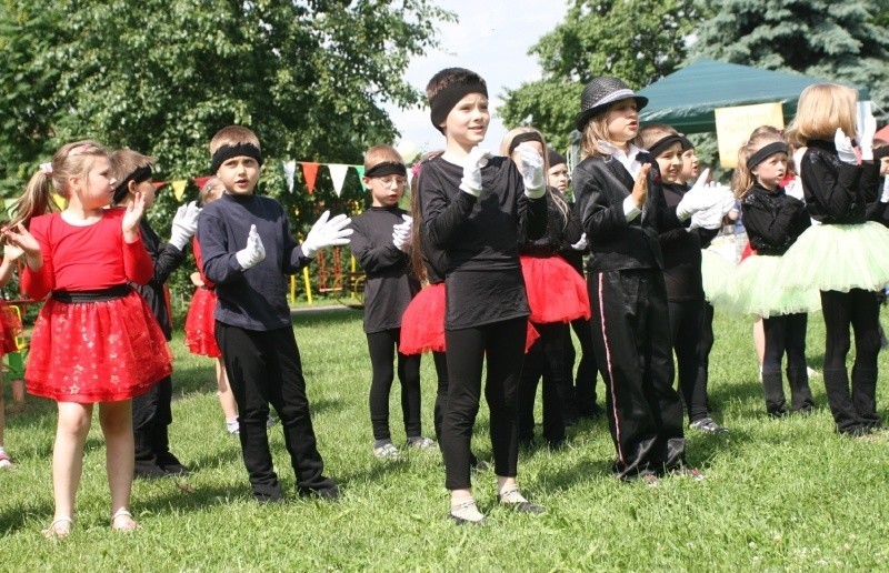 W swoim występie grupa tancerzy z sześcioletnim "Michaelem...