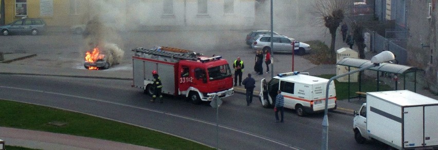 Pożar auta w Radomiu. Ugasili je dopiero strażacy (zdjęcia)