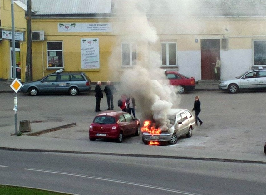 Pożar auta w Radomiu. Ugasili je dopiero strażacy (zdjęcia)