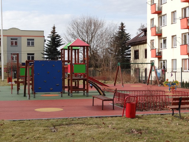 Wiosna tuż tuż, dlatego władze Sandomierza zleciły przegląd placów zabaw dla dzieci. Taki kolorowy plac działa przy Szkole Podstawowej nr 3 w centrum miasta.