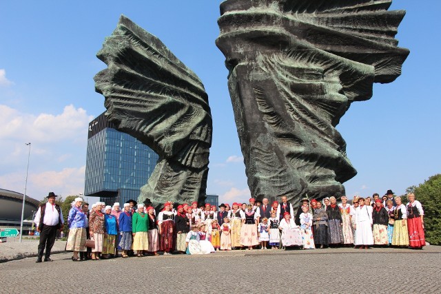 4 sierpnia 2018 r. pod Pomnikiem Powstańców Śląskich w Katowicach spotkali się sympatycy kultury śląskiej, ubrani w regionalne stroje ludowe