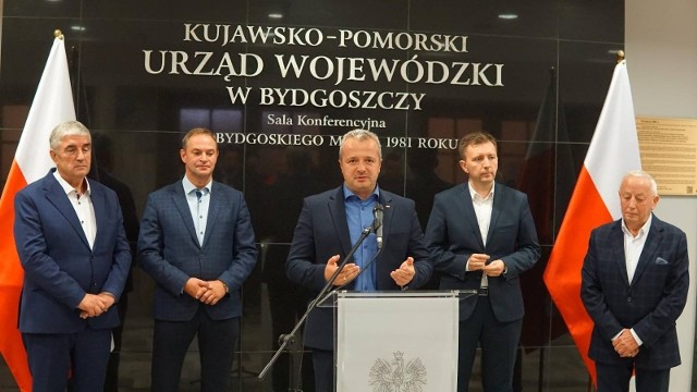 Burmistrz Wojciech Głomski (pierwszy z lewej) na konferencji prasowej u wojewody kujawsko-pomorskiego: - Wystąpiłem z prośbą do premiera Mateusza Morawieckiego i premier obiecał nam, że umożliwi nam wykorzystanie tych 7,4 mln zł po zmniejszeniu zakresu remontu i tak też się stało.