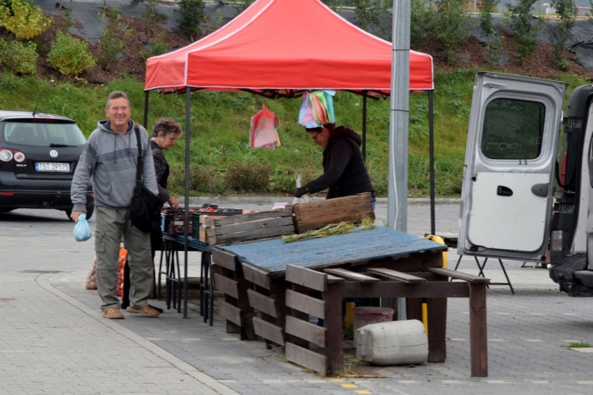 Tradycyjny wtorkowy targ w Starachowicach przyciągnął sporo...