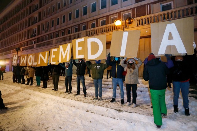 Sondaż: Większość Polaków popiera protest mediów  ws. rządowej ustawy