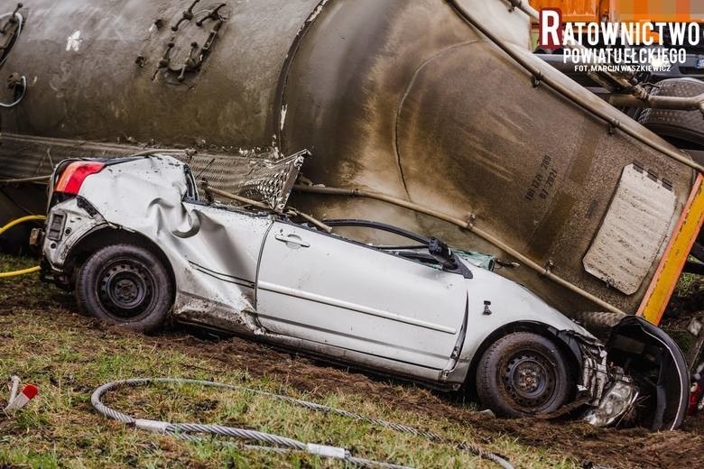 Koszmarny wypadek na trasie Ełk - Augustów. 30-tonowa naczepa z cementem zmiażdżyła toyotę. Kierowca ciężarówki wymijał auta na łuku drogi