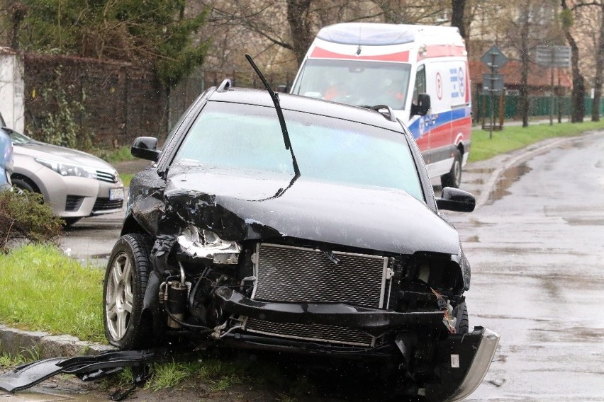 Wypadek dwóch samochodów na Karłowicach. Dwie osoby w szpitalu (ZDJĘCIA)