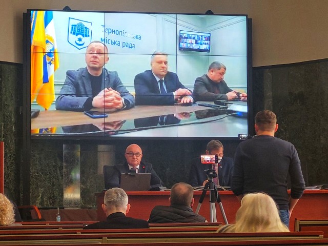 Dzisiejsza sesja Rady Miasta w Chorzowie w dużym stopniu skupiła się wokół wojny w Ukrainie. Za pośrednictwem połączenia internetowego rozmawiano w władzami Tarnopola, który od 2009 roku jest miastem partnerskim Chorzowa.