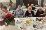 Spotkanie wigilijne dla osób starszych i samotnych z gminy Skalbmierz. Były życzenia, śpiew kolęd i świąteczna kolacja. Zobaczcie zdjęcia