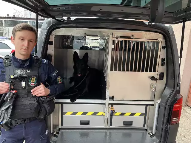 Cztery nowe nieoznakowane radiowozy służące do transportu psów służbowych trafiły do jednostek garnizonu małopolskiego.