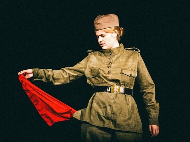 Małgorzata Dwulit jako żołnierka w spektaklu "Malowane&#8221;.