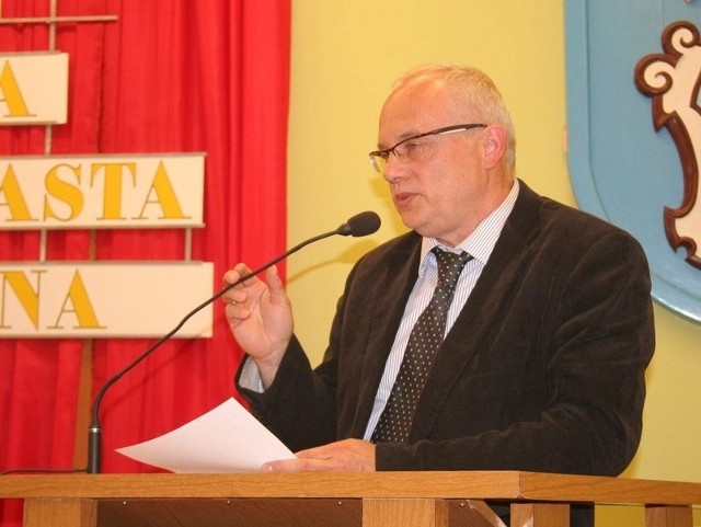 Radny Lesław Giżyński ma nadzieję, że gdyby na wykonanie remontów w szkołach ogłosić jeden przetarg, byłyby z tego oszczędności dla budżetu