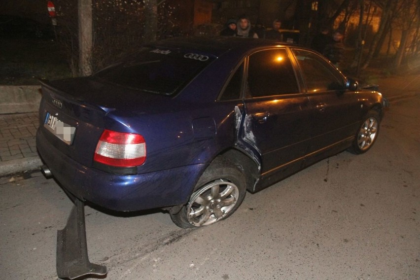 Wypadek na Bałtyckiej. Audi wpadło w poślizg, ścięło słupek i uderzyło w citroena. W A4 sześć osób