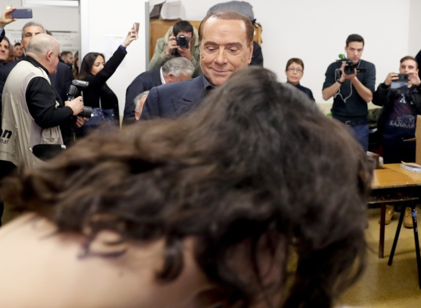 Silvio Berlusconi został zaatakowany podczas głosowania...