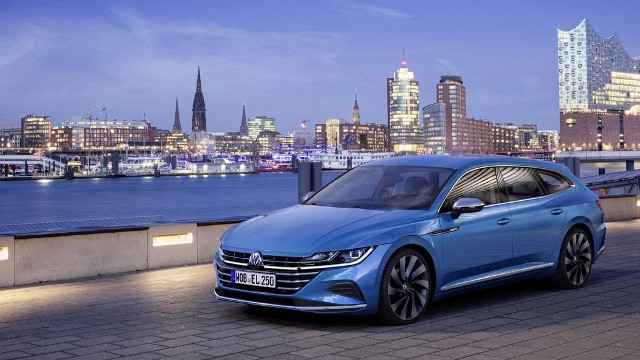 Volkswagen Arteon Pod charakterystyczną pokrywą z tyłu nadwozia nowego Arteona Shooting Brake znajduje się 565 litrowy bagażnik (wartość liczona od oparć kanapy do wysokości półki za tylną szybą). Bagażnik Arteona (wersja fastback) ma pojemność 563 litrów. Jeśli złożyć oparcia tylnych siedzeń pojemność przedziału bagażowego – od oparć przednich foteli po dach – wzrośnie do 1.632 litrów (w fastbacku do 1.557 l). Podłoga przedziału ładunkowego ma w obydwu przypadkach długość 2.092 mm (mierzone do przednich foteli).Fot. Volkswagen