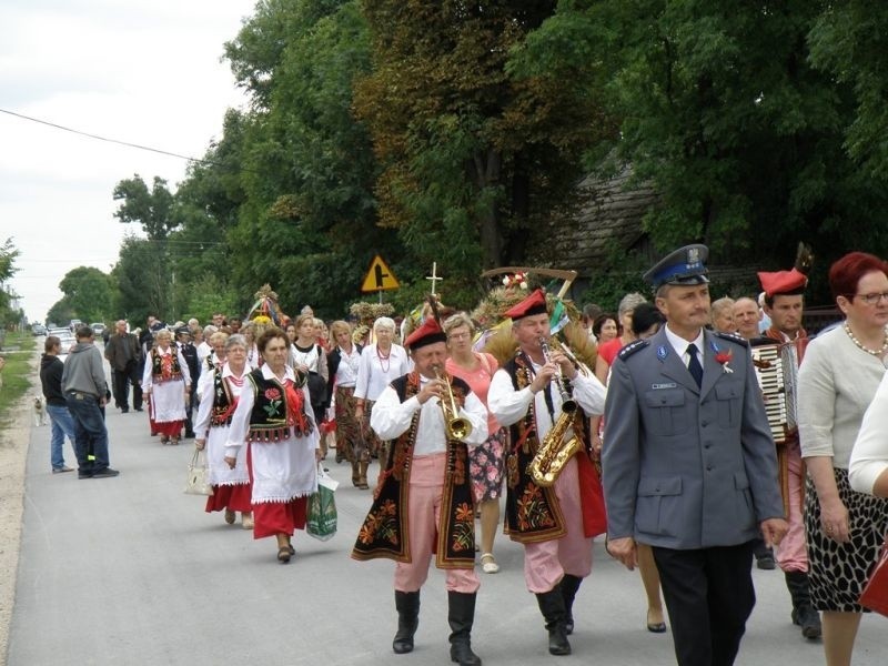 Niegosławice. Korowód dożynkowy.