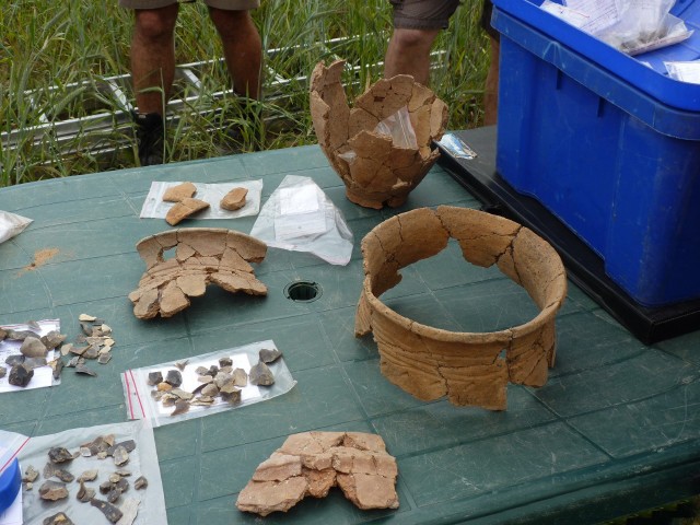Fragmenty naczyń, odkryte podczas prac archeologicznych na stanowisku Pulki 1. Są datowane na ok. 1500 rok p.n.e.