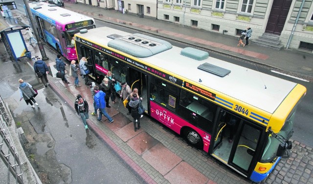 Na święta zmienia się rozkład jazdy miejskich autobusów. W Słupsku w poniedziałek komunikacja MZK zacznie działać od godz. 9, według rozkładu niedzielnego.