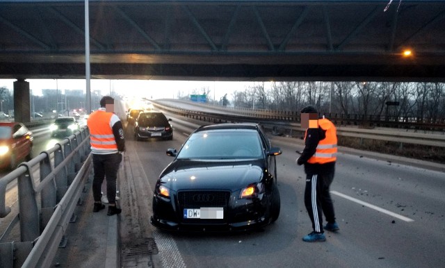 Wypadek na ulicy Kosmonautów w pobliżu stadionu i autostradowej obwodnicy Wrocławia