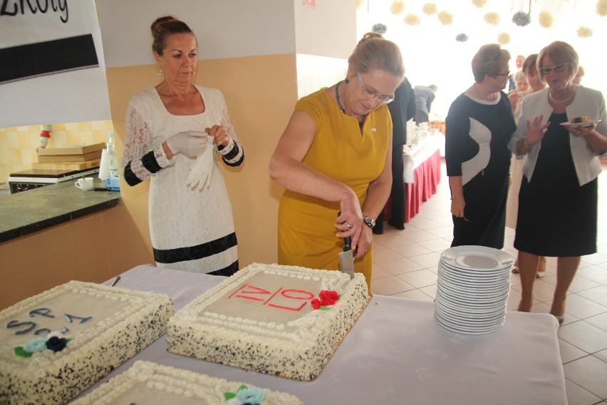 Dyrektor Anna Walczak kroi jubileuszowy tort.