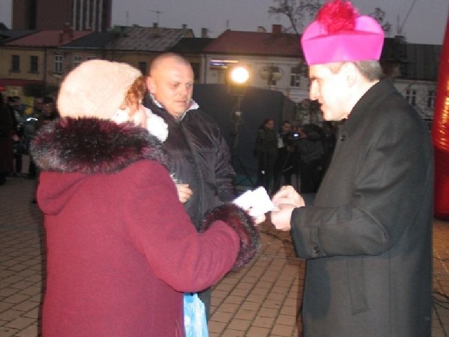 Z zebranymi opłatkiem połamał się biskup sandomierski Krzysztof Nitkiewicz.