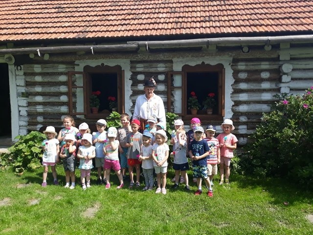Dzieci z przedszkola Mały Artysta w Gołkowicach z wizytą w Lachowskiej Zagrodzie "Kubalówka".