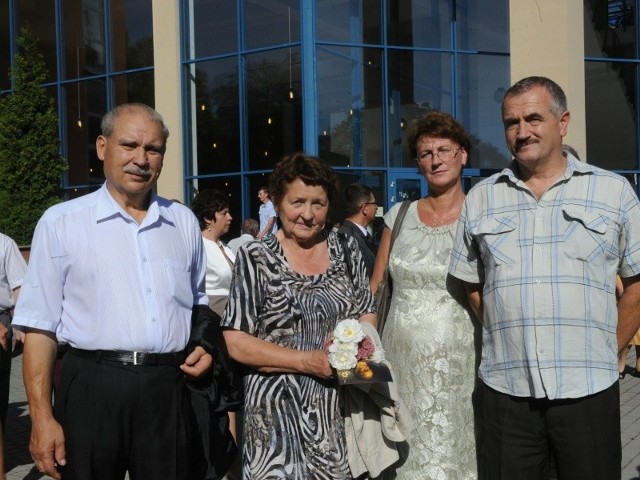 Janusz i Halina Jaworscy (z lewej) są małżeństwem 50 lat, a Lidia i Bronisław Tymczyszynowie od 25 lat.  - Być razem nie zawsze jest łatwo, ale warto - mówili jubilaci.