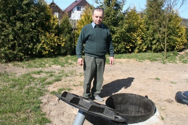 Sołtys Stefan Matys z Kalinowa demonstruje oczyszczalnię na swojej posesji