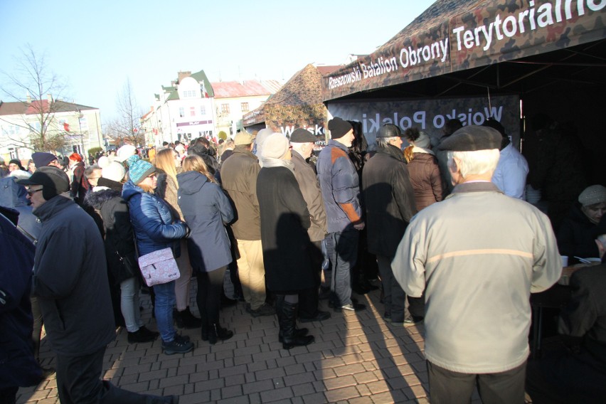 Na Placu Bartosza Głowackiego w Tarnobrzegu  „Terytorialsi” wypowiedzieli rotę przysięgi wojskowej. Było bardzo uroczyście (duzo zdjęć)