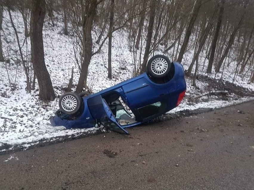 Wypadek w Wierzchowiu. Samochód osobowy wypadł z drogi i dachował