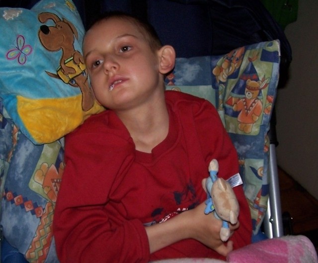 Dominik Bachan z Dobrodzienia ma 12 lat. Cierpi na nieuleczalną chorobę genetyczną adrenoleukodystrofię. Przestał chodzić, mówić, jest karmiony przez rurkę. Choroba jest nieuleczalna, ale da się zahamować jej postęp. Wymaga to jednak drogich leków i kosztownej rehabilitacji.