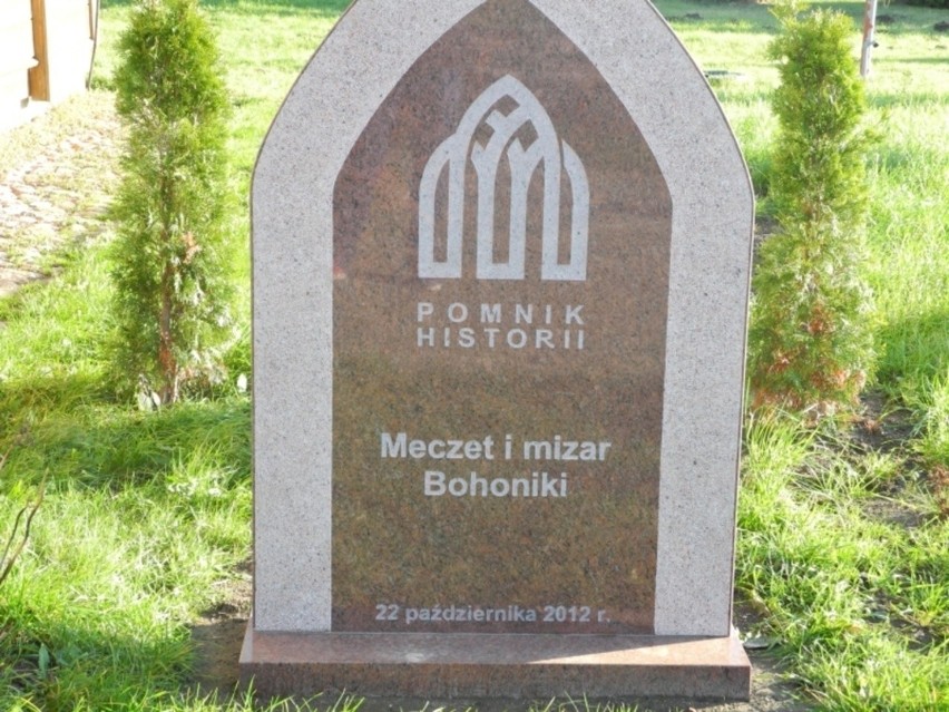 Pomnik przy meczecie w Bohonikach....