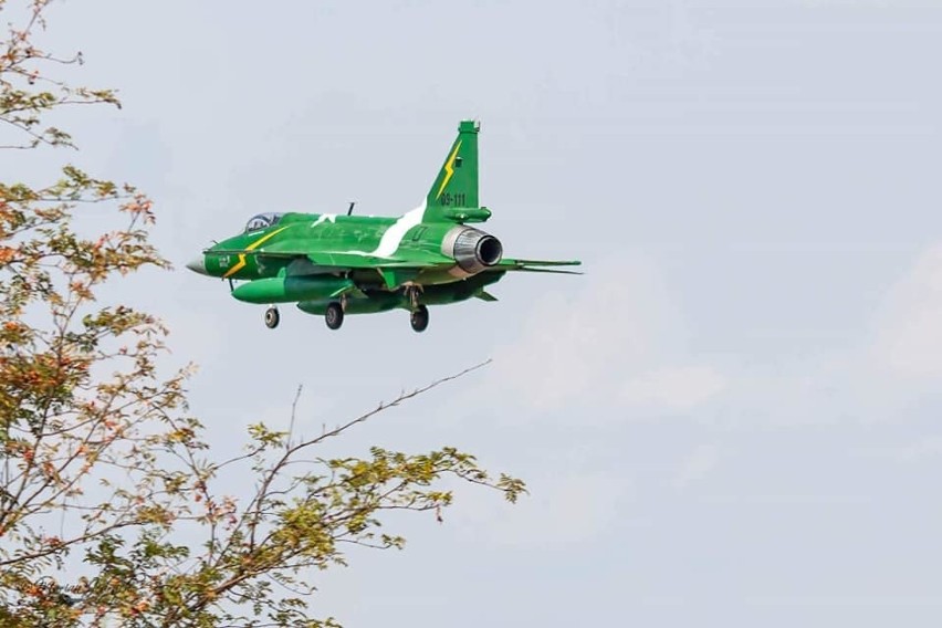 JF-17 ląduje w Dęblinie.