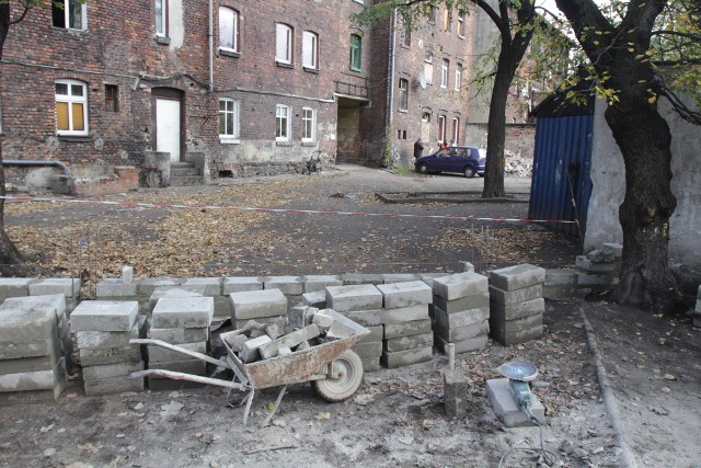 Mieszkańcy kamienic przy ul. Sienkiewicza w Zabrzu odgradzają się od Romów. Chcą w ten sposób odseparować się od sąsiadów, których uważaja za uciążliwych