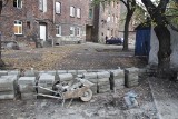 Zabrze: Mieszkańcy postawili mur i odgradzają się od Romów ZDJĘCIA Romscy sąsiedzi są rozgoryczeni na lokatorów z Sienkiewicza