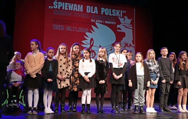 Konkurs Piosenki Patriotycznej „Śpiewam dla Polski” 2023 w Grudziądzu. Występy najmłodszej, 22 osobowej grupy młodych wokalistek i wokalistów.   