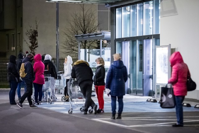 Ludzie szukają najlepszego patentu na sprawne zakupy. Tu opcja wieczorna, Lidl przy Glinkach