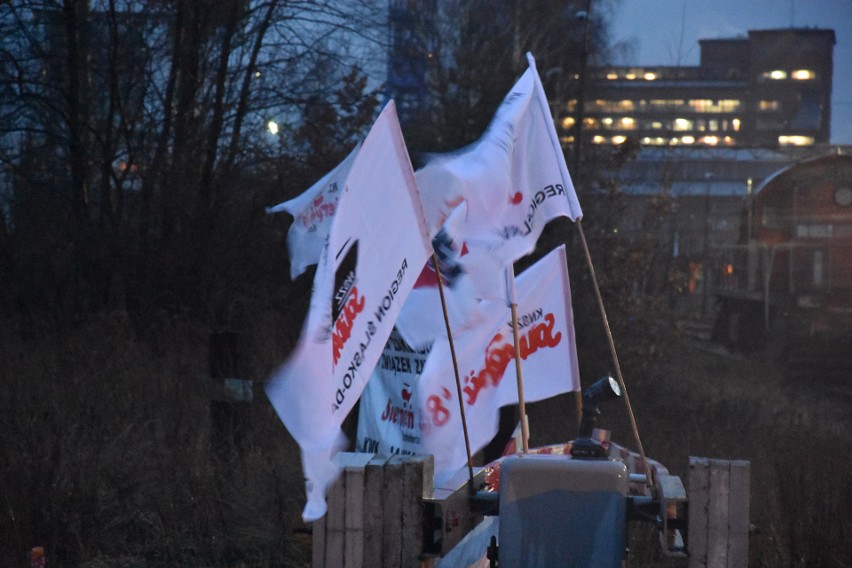 W blokadzie torów pod kopalnią Jankowice w Rybniku bierze...