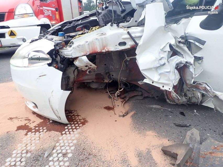 Wypadek na Wielopolskiej w Rybniku. Ranny został 21-letni kierowca. Droga była zablokowana przez dwie godziny