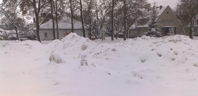 Plac Kamińskiego jest całkowicie zawalony śniegiem zwiezionym z ulic Szczecinka, teraz trzeba zatroszczyć się, aby spłynął do kanalizacji, gdy się ociepli. 