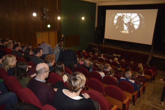 W poniedziałek, 11 lutego, odbyły się dwa seanse kina w Opatowie. Wyświetlano je w Opatowskim Ośrodku Kultury. Pierwszy film to "Misz Masz czyli Kogel Mogel 3" w reżyserii Konrada Piwowarskiego. Jak widać po zdjęciach, cieszył się sporym zainteresowaniem. W poniedziałek wyświetlono jeszcze "Planetę Singli", której reżyserem jest Mitja Okorn. Więcej zdjęć na następnych slajdachStart kina w Opatowie to spełnienie wyborczych obietnic burmistrza Grzegorza Gajewskiego, który jesienią 2018 roku zapewniał w kampanii, że szczególnie przyjrzy się sferze kultury w mieście. - Kiedyś kino funkcjonowało w Opatowie, ale  zakończyło swoją działalność w latach 90'. Później były próby jego reaktywacji w Opatowskim Ośrodku Kultury, lecz skok technologiczny spowodował, że odtwarzanie filmów stało się bardzo trudne - powiedział Grzegorz Gajewski w rozmowie z "Echem Dnia". Jak dodawał, całość udało się załatwić prawie bezkosztowo. - Ponieważ inwestycja w kino jest dość kosztowna, postanowiliśmy skorzystać z usług zewnętrznej firmy udostępniającej kino obwoźne. My nic nie płacimy. Firma zarabia na biletach, dom kultury pobiera prowizję i nie świeci pustkami. Wszyscy więc zyskali.  W przyszłości zastanowimy się nad seansami lekturowymi dla szkół - tłumaczył burmistrz.Urząd Miejski wciąż rozważa, jak często zapraszać kino do Opatowa. - Jeśli będzie zainteresowanie, to nie wykluczamy, że będzie gościć u nas częściej - uzupełniał Grzegorz Gajewski. Zobacz także: Flesz zakaz handlu w niedzielę - rząd wstrzymuje zmiany Źródło: vivi24