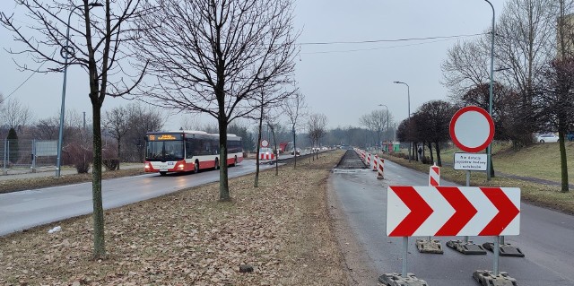 Zamknięta została część alei Zagłębia Dąbrowskiego w rejonie dworca PKP. Kierowcy muszą kierować się objazdami Zobacz kolejne zdjęcia/plansze. Przesuwaj zdjęcia w prawo - naciśnij strzałkę lub przycisk NASTĘPNE